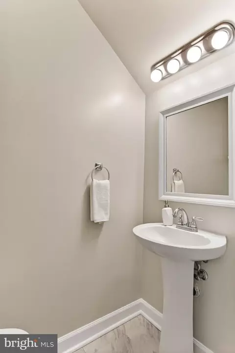Bath - 1498 Roundleaf Ct, Reston, VA 20190 photo 1 of 3