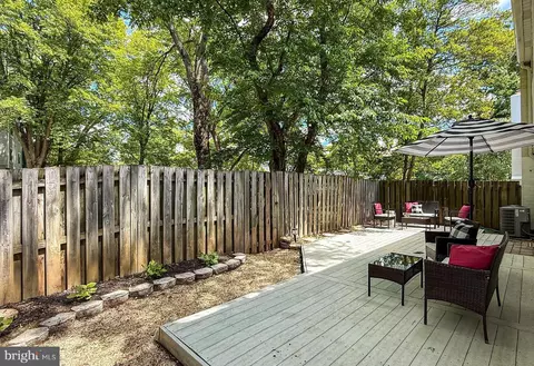 Exterior - 1498 Roundleaf Ct, Reston, VA 20190 photo 3 of 10