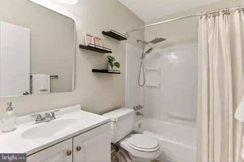 Bath - 1498 Roundleaf Ct, Reston, VA 20190 photo 2 of 3