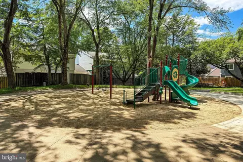 Exterior - 1498 Roundleaf Ct, Reston, VA 20190 photo 6 of 10