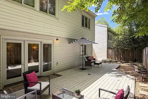 Exterior - 1498 Roundleaf Ct, Reston, VA 20190 photo 9 of 10
