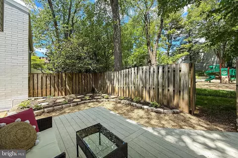 Exterior - 1498 Roundleaf Ct, Reston, VA 20190 photo 5 of 10