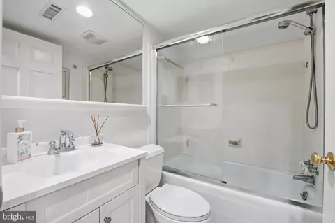 Bath - 969 Spencer Rd, Mclean, VA 22102 photo 6 of 6