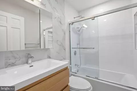 Bath - 969 Spencer Rd, Mclean, VA 22102 photo 5 of 6
