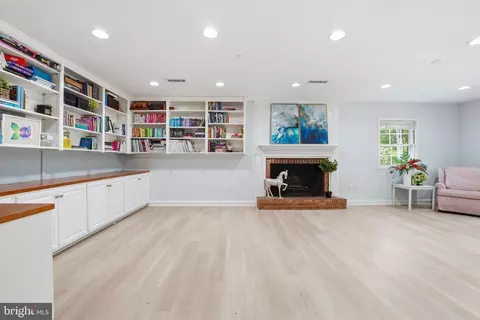 Living - 969 Spencer Rd, Mclean, VA 22102 photo 3 of 3