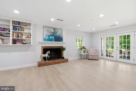 Living - 969 Spencer Rd, Mclean, VA 22102 photo 2 of 3
