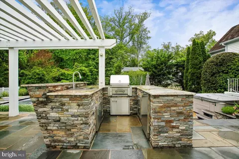 Kitchen - 6809 Sorrel St, Mclean, VA 22101 photo 9 of 9