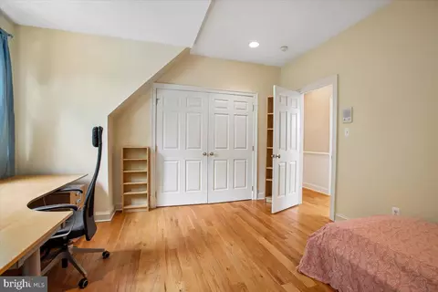 Bedroom - 6809 Sorrel St, Mclean, VA 22101 photo 8 of 10