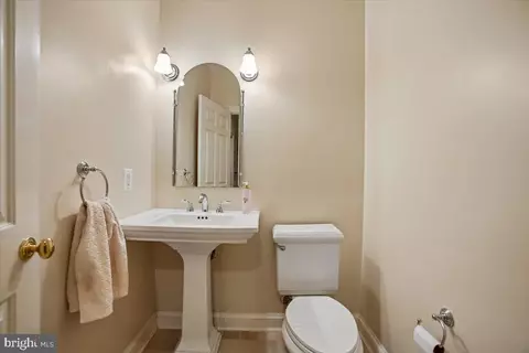 Bath - 6809 Sorrel St, Mclean, VA 22101 photo 13 of 14