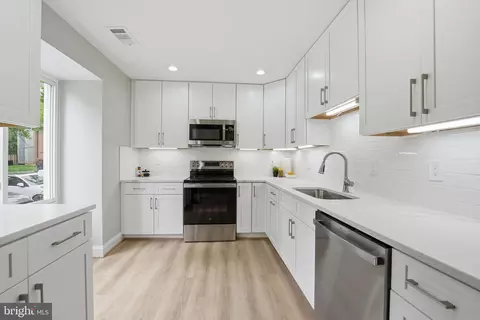 Kitchen - 6045 Hollow Knoll Ct, Springfield, VA 22152 photo 4 of 4