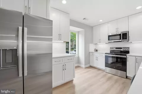 Kitchen - 6045 Hollow Knoll Ct, Springfield, VA 22152 photo 3 of 4