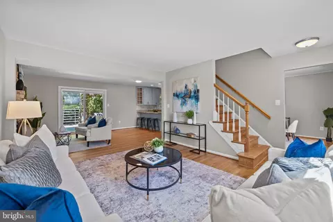9556 Pine Bough Pl, Vienna, VA 22181