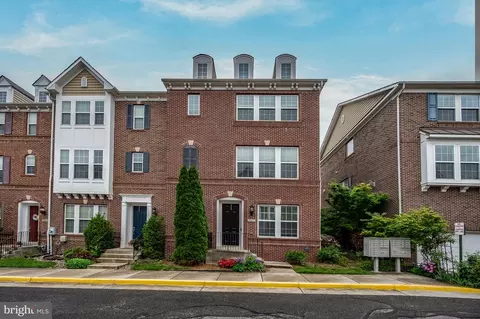2037 Blunt Ln, Alexandria, VA 22303
