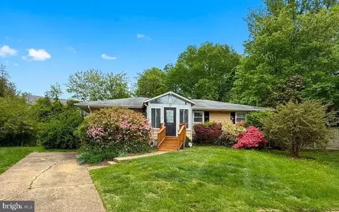 902 Olympian Cir SW, Vienna, VA 22180