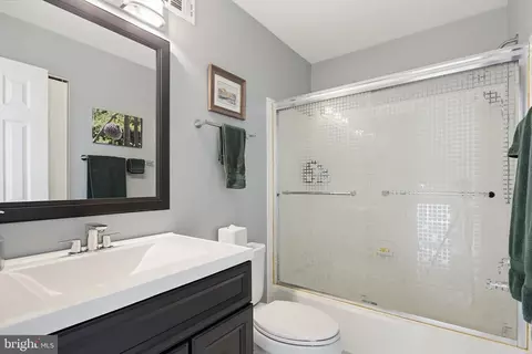 Bath - 6516 Milva Ln, Springfield, VA 22150 photo 3 of 6