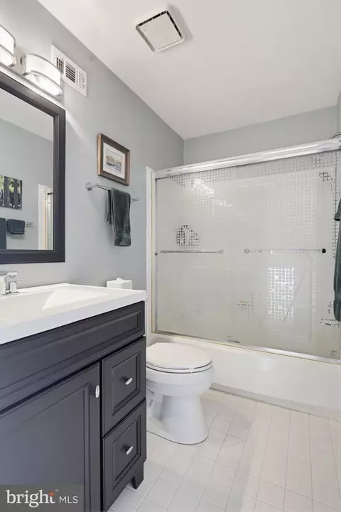 Bath - 6516 Milva Ln, Springfield, VA 22150 photo 4 of 6