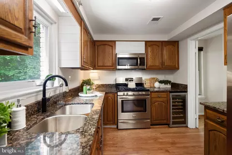 Kitchen - 8943 Park Forest Dr, Springfield, VA 22152 photo 2 of 4