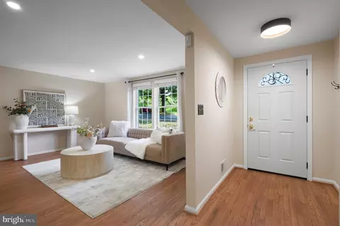 Entry Way - 8943 Park Forest Dr, Springfield, VA 22152 photo 3 of 9