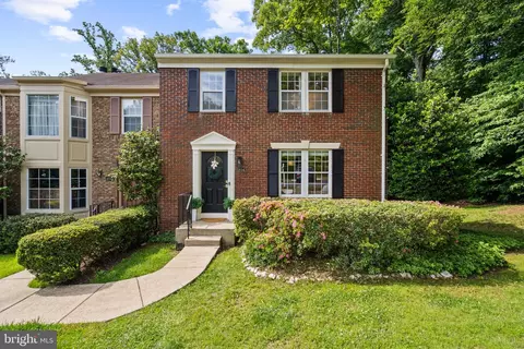 8943 Park Forest Dr, Springfield, VA 22152