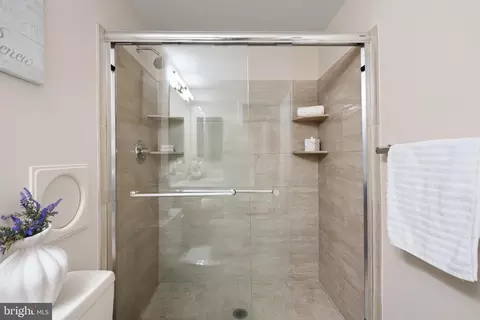 Bath - 8943 Park Forest Dr, Springfield, VA 22152 photo 3 of 8