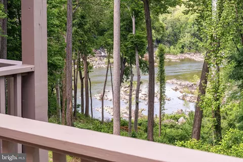 Exterior - 7018 Green Oak Dr, Mclean, VA 22101 photo 2 of 9