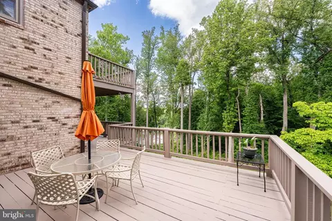 Exterior - 7018 Green Oak Dr, Mclean, VA 22101 photo 4 of 9