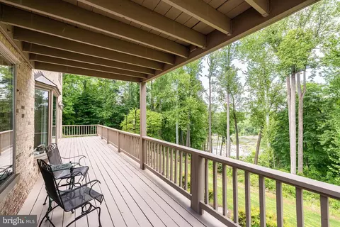 Exterior - 7018 Green Oak Dr, Mclean, VA 22101 photo 5 of 9