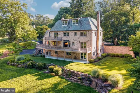 Exterior - 7018 Green Oak Dr, Mclean, VA 22101 photo 7 of 9