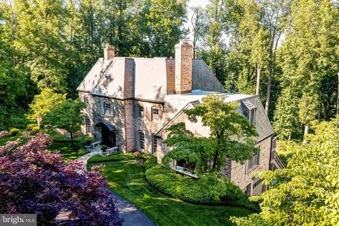 Exterior - 7018 Green Oak Dr, Mclean, VA 22101 photo 3 of 9