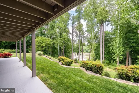 Exterior - 7018 Green Oak Dr, Mclean, VA 22101 photo 6 of 9