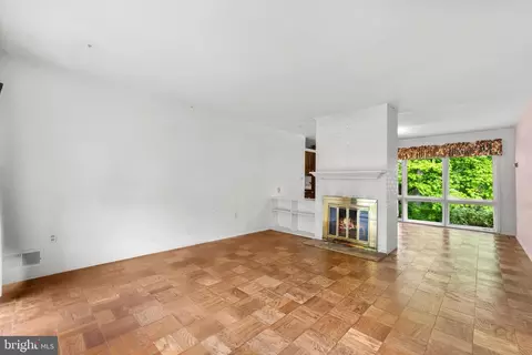 Living - 5533 Belfast Pl, Springfield, VA 22151 photo 3 of 4