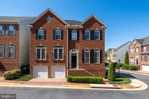 9100 Park Cove Dr, Fort Belvoir, VA 22060