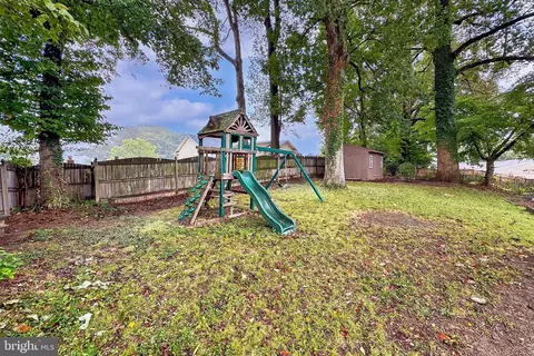 Exterior - 5807 Accomac St, Springfield, VA 22150 photo 8 of 10