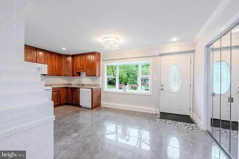 Entry Way - 5807 Accomac St, Springfield, VA 22150 photo 2 of 4