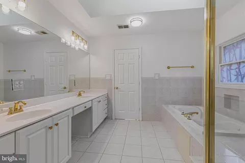 Bath - 837 Seneca Rd, Great Falls, VA 22066 photo 5 of 8