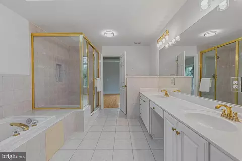Bath - 837 Seneca Rd, Great Falls, VA 22066 photo 4 of 8