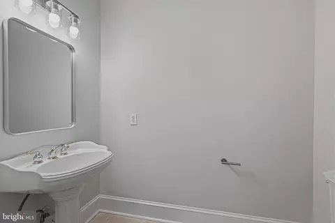 Bath - 837 Seneca Rd, Great Falls, VA 22066 photo 2 of 8