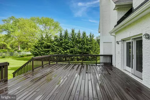Exterior - 837 Seneca Rd, Great Falls, VA 22066 photo 6 of 7