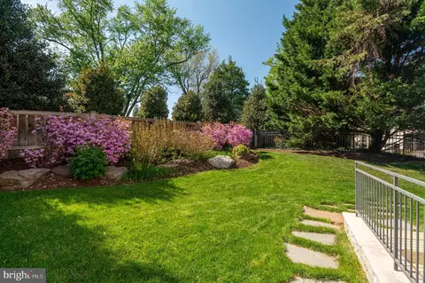 Exterior - 7009 Symphony Ct, Mclean, VA 22101 photo 10 of 12