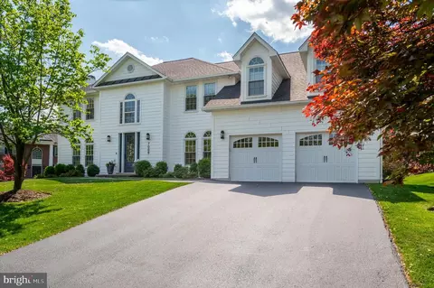 Exterior - 7009 Symphony Ct, Mclean, VA 22101 photo 5 of 12