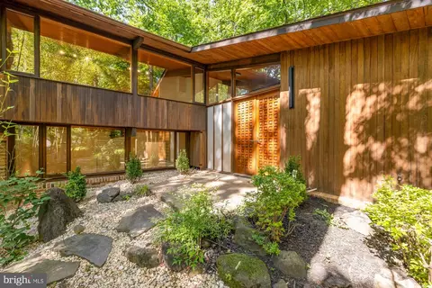 6412 Recreation Ln, Falls Church, VA 22041