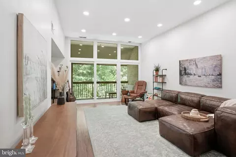 1663 Parkcrest Cir # 5B/300, Reston, VA 20190