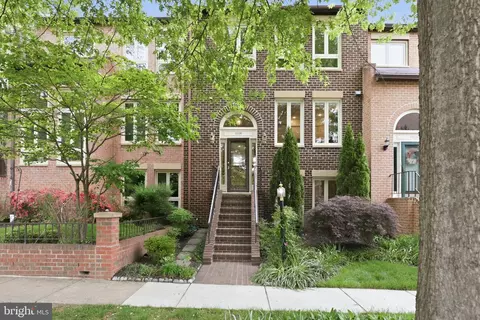 10126 Turnberry Pl, Oakton, VA 22124