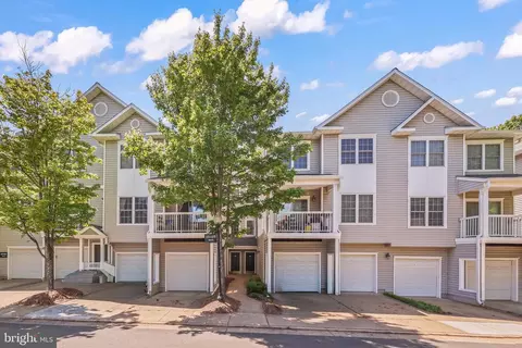 12864 Fair Briar Ln #12864, Fairfax, VA 22033
