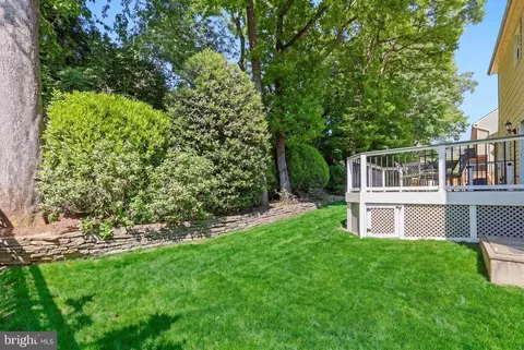 Exterior - 2706 Hatmark St, Vienna, VA 22181 photo 7 of 9