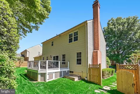 Exterior - 2706 Hatmark St, Vienna, VA 22181 photo 4 of 9