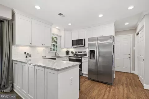 Kitchen - 2706 Hatmark St, Vienna, VA 22181 photo 2 of 5