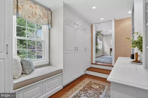 Entry Way - 6354 Chowning Pl, Mclean, VA 22101 photo 4 of 5