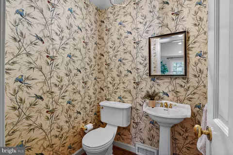 Bath - 6354 Chowning Pl, Mclean, VA 22101 photo 1 of 8