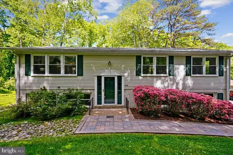 10806 Oldfield Dr, Reston, VA 20191